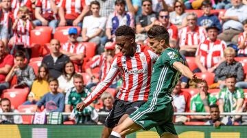 Iñaki Williams intenta disparar a puerta ante la oposición de Bartra