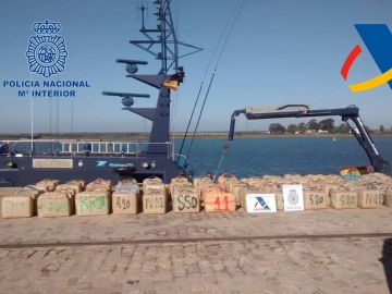 Fotografía de archivo de más de 6.000 kilos de hachís en las costsa de Huelva