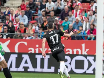 Kike García celebra uno de sus goles contra el Girona Kike García celebra uno de sus goles contra el Girona