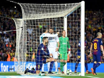 Cristiano Ronaldo y Benzema se abrazan tras el gol del portugués en el Camp Nou