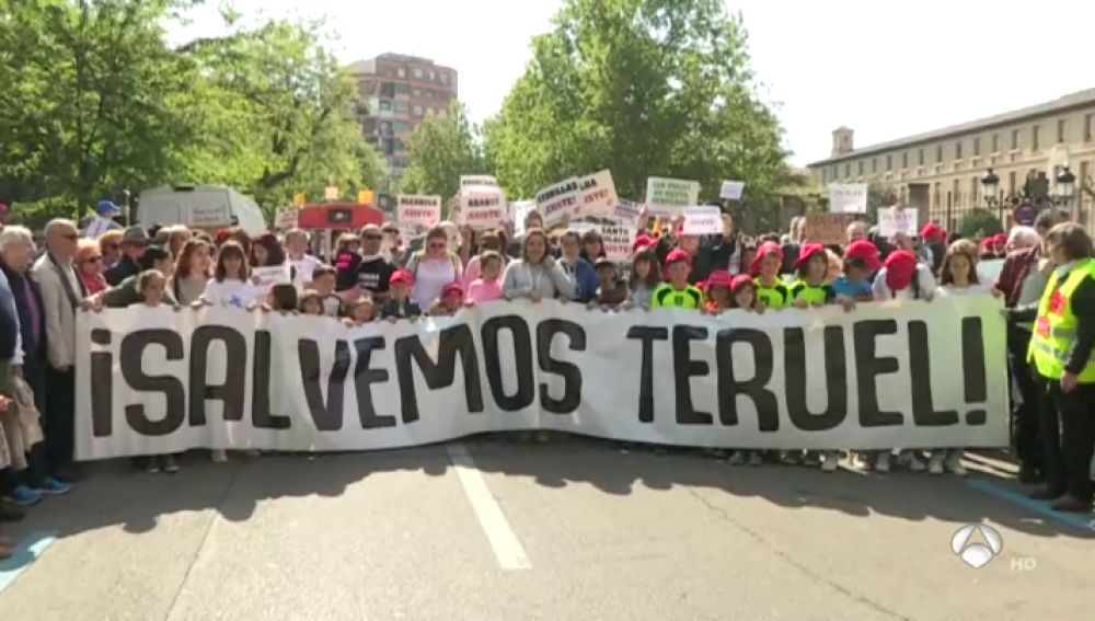 Miles de personas reclaman inversiones y medidas contra la despoblación bajo el lema 'Salvemos Teruel'