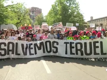 Miles de personas reclaman inversiones y medidas contra la despoblación bajo el lema 'Salvemos Teruel' Miles de personas reclaman inversiones y medidas contra la despoblación bajo el lema 'Salvemos Teruel'