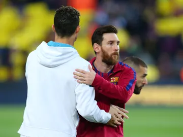 Cristiano y Messi se saludan en en inicio Cristiano y Messi se saludan en en inicio
