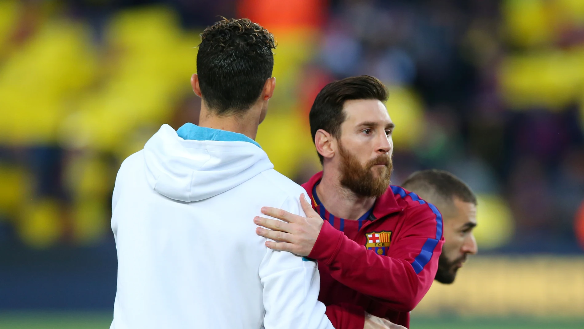 Cristiano y Messi se saludan en en inicio Cristiano y Messi se saludan en en inicio