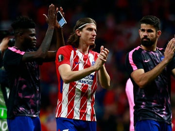 Filipe Luis aplaude a la afición del Atlético de Madrid