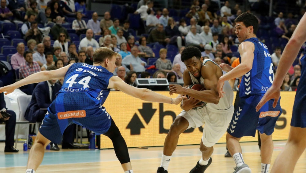 Randle protege el balón