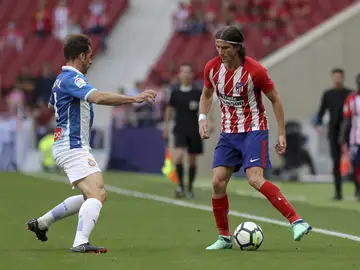 Filipe Luis encara en el partido contra el Espanyol Filipe Luis encara en el partido contra el Espanyol