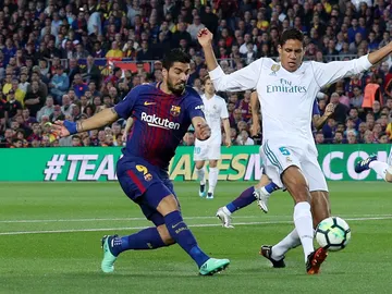 Suarez y Varane disputando un balón Suarez y Varane disputando un balón