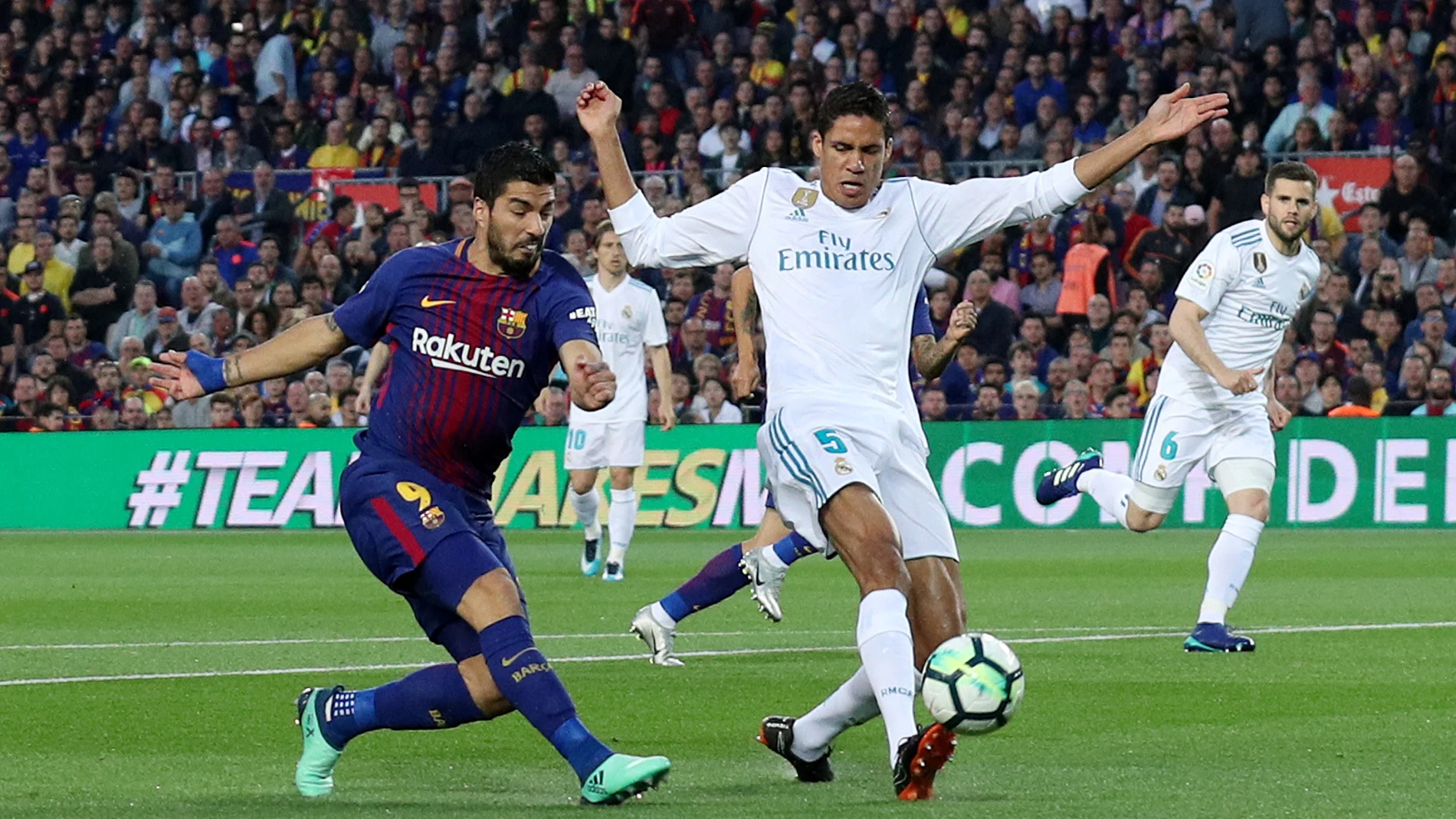 Suarez y Varane disputando un balón Suarez y Varane disputando un balón