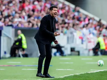 Simeone da indicaciones en la banda contra el Espanyol Simeone da indicaciones en la banda contra el Espanyol