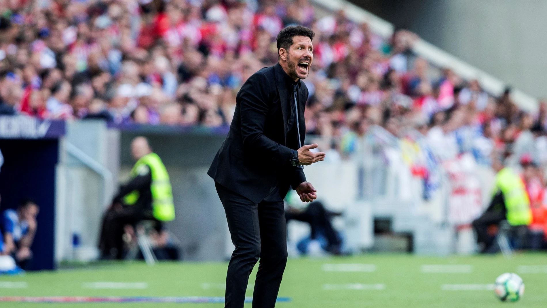 Simeone da indicaciones en la banda contra el Espanyol Simeone da indicaciones en la banda contra el Espanyol