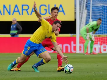Calleri y David Alba pugnan por la posesión del balón Calleri y David Alba pugnan por la posesión del balón