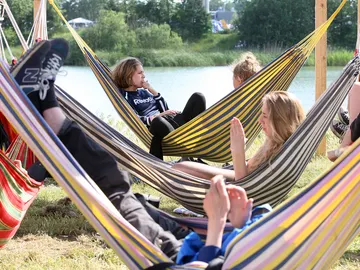 Fotografía de archivo de gente descansando en hamacas Fotografía de archivo de gente descansando en hamacas