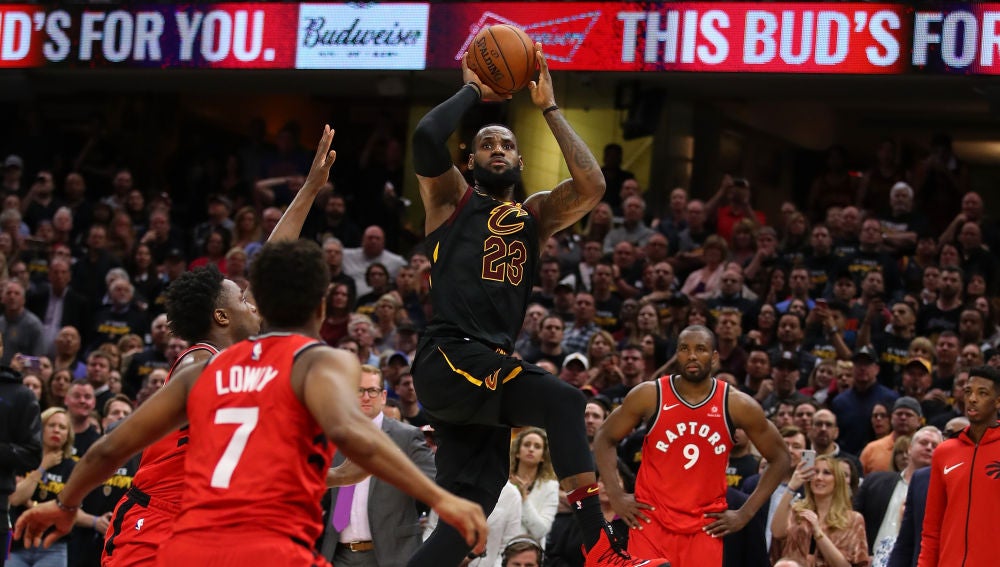 La canasta de LeBron James para dar el triunfo a los Cavaliers contra los Raptors