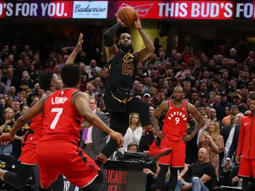La canasta de LeBron James para dar el triunfo a los Cavaliers contra los Raptors La canasta de LeBron James para dar el triunfo a los Cavaliers contra los Raptors