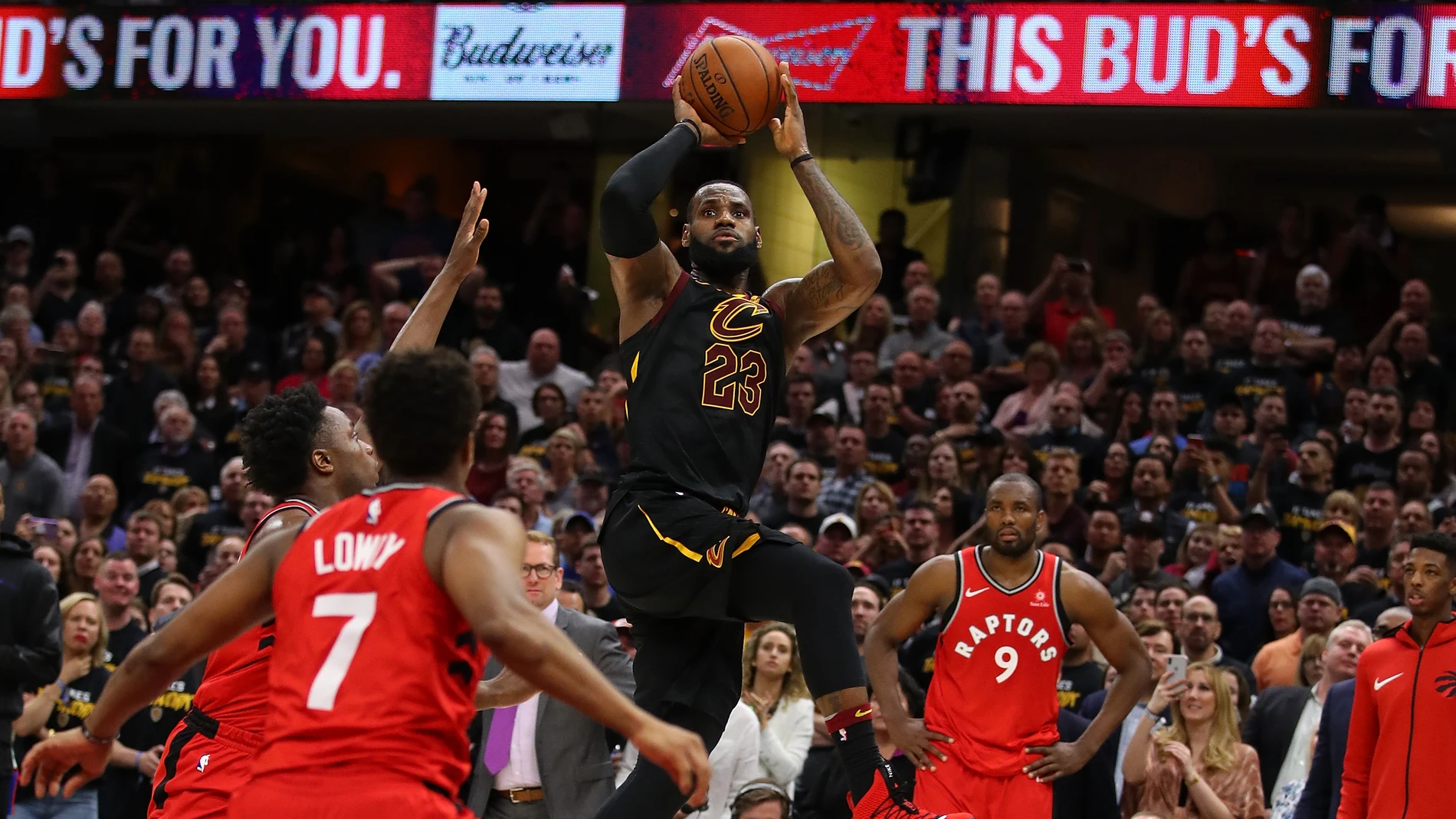 La canasta de LeBron James para dar el triunfo a los Cavaliers contra los Raptors La canasta de LeBron James para dar el triunfo a los Cavaliers contra los Raptors