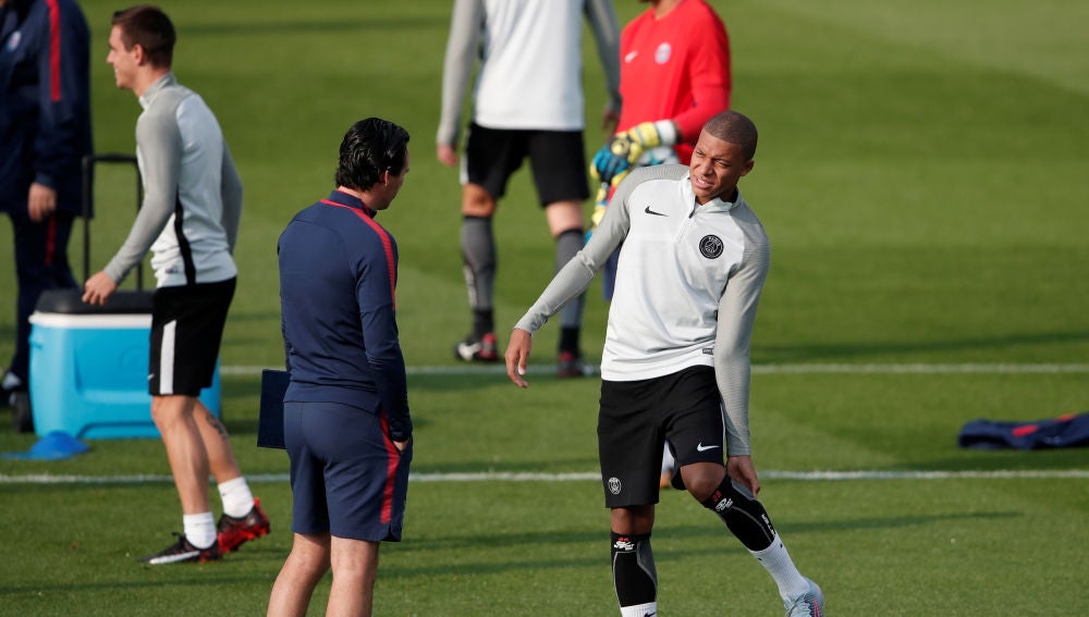 Emery habla con Mbappé en un entrenamiento