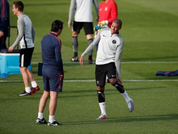 Emery habla con Mbappé en un entrenamiento