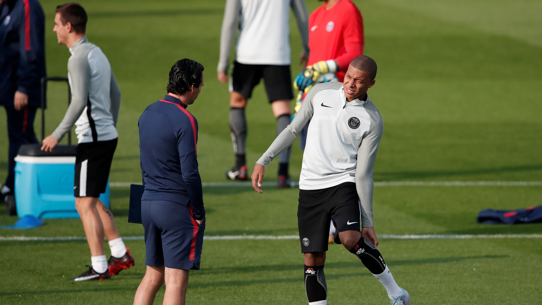 Emery habla con Mbappé en un entrenamiento Emery habla con Mbappé en un entrenamiento