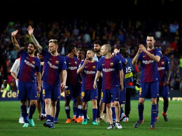 Los jugadores del Barcelona celebran la Liga y la Copa en el Camp Nou
