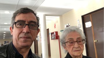 Alejandro Dueñas, director de Noticias Fin De Semana, con su madre, María Luisa