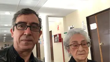 Alejandro Dueñas, director de Noticias Fin De Semana, con su madre, María Luisa Alejandro Dueñas, director de Noticias Fin De Semana, con su madre, María Luisa