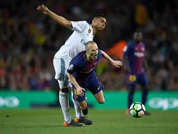 Casemiro en una acción con Iniesta Casemiro en una acción con Iniesta