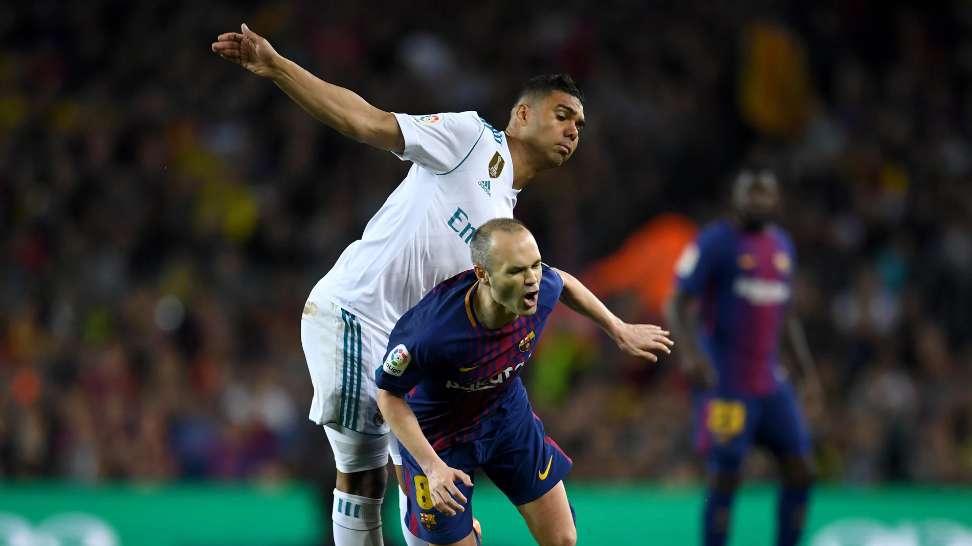 Casemiro en una acción con Iniesta Casemiro en una acción con Iniesta