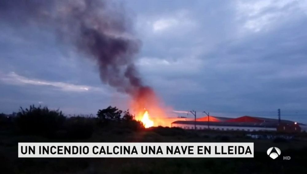 Un incendio en el polígono industrial Segre de Lleida afecta a tres naves industriales