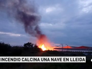 Un incendio en el polígono industrial Segre de Lleida afecta a tres naves industriales