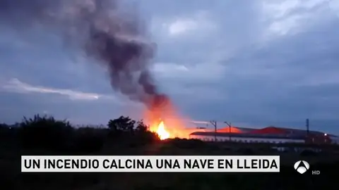 Un incendio en el polígono industrial Segre de Lleida afecta a tres naves industriales Un incendio en el polígono industrial Segre de Lleida afecta a tres naves industriales