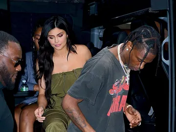 Kylie Jenner y Travis Scott saliendo a cenar juntos Kylie Jenner y Travis Scott saliendo a cenar juntos