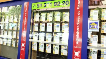 Imagen de archivo de un escaparate de una inmobiliaria en Barcelona, con anuncios de pisos en venta Imagen de archivo de un escaparate de una inmobiliaria en Barcelona, con anuncios de pisos en venta