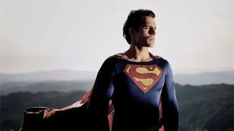 La foto de Henry Cavill con el disfraz original de Christopher Reeve La foto de Henry Cavill con el disfraz original de Christopher Reeve