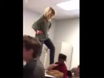 La profesora golpeando al alumno La profesora golpeando al alumno