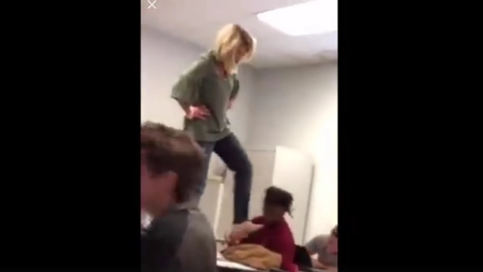 La profesora golpeando al alumno La profesora golpeando al alumno