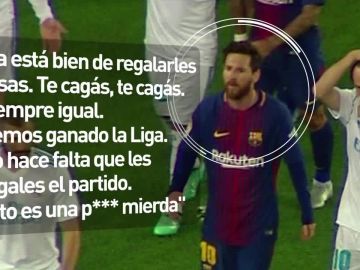 La protesta de Messi al árbitro en el descanso del Clásico