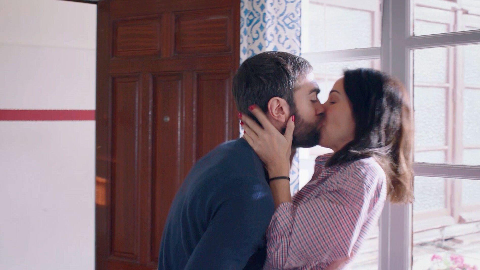 El calent&oacute;n de Gotzone e I&ntilde;aki, pillado por las vecinas de Carmen