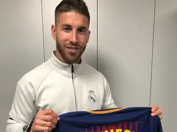 La foto de Sergio Ramos con la camiseta de Iniesta La foto de Sergio Ramos con la camiseta de Iniesta