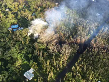 Vista de una fisura con lava en Leilani Estates tras entrar en erupción el volcán Kilauea Vista de una fisura con lava en Leilani Estates tras entrar en erupción el volcán Kilauea