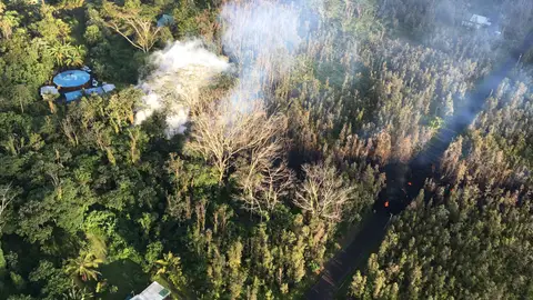 Vista de una fisura con lava en Leilani Estates tras entrar en erupción el volcán Kilauea Vista de una fisura con lava en Leilani Estates tras entrar en erupción el volcán Kilauea