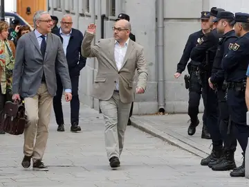 Lluis Guinó, exmiembro de la Mesa del Parlament, a su llegada al Tribunal Supremo Lluis Guinó, exmiembro de la Mesa del Parlament, a su llegada al Tribunal Supremo