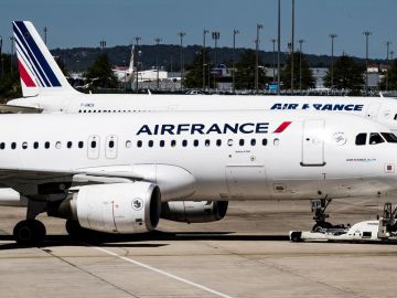 Aviones de la aerolínea Air France en el Aeropuerto Charles de Gaulle en París. EFE