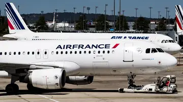 Aviones de la aerolínea Air France aparcan en una de las terminales en el Aeropuerto Charles de Gaulle en París. EFE Aviones de la aerolínea Air France aparcan en una de las terminales en el Aeropuerto Charles de Gaulle en París. EFE