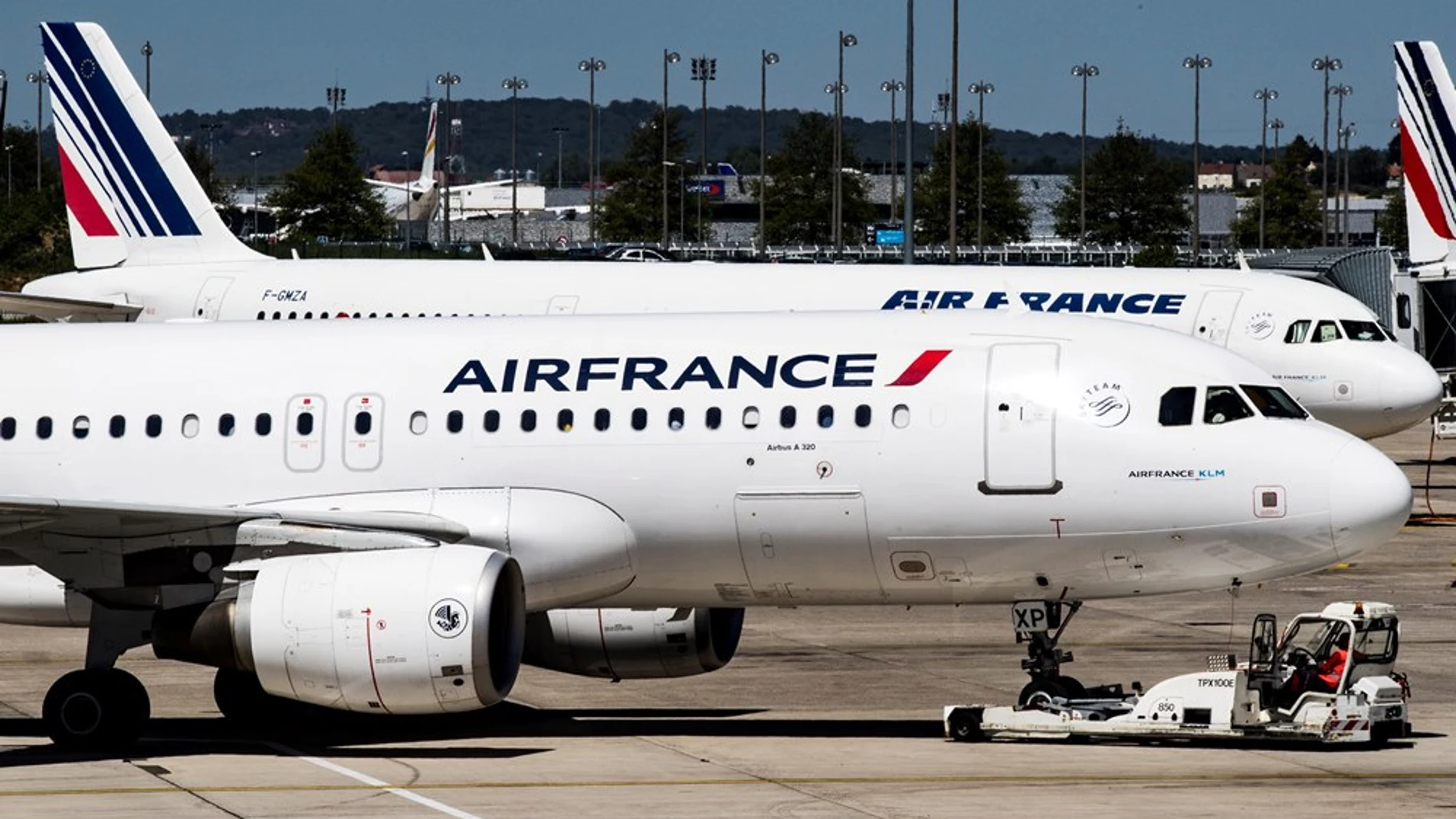 Aviones de la aerolínea Air France aparcan en una de las terminales en el Aeropuerto Charles de Gaulle en París. EFE