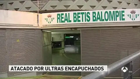 Varios encapuchados agreden a un aficionado del Betis cerca del Villamarín Varios encapuchados agreden a un aficionado del Betis cerca del Villamarín
