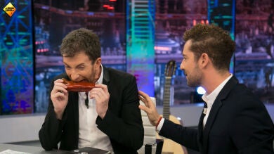 David Bisbal reta a Pablo Motos a comerse un pimiento de su tierra aprovechando su privilegio como parte del club Platino