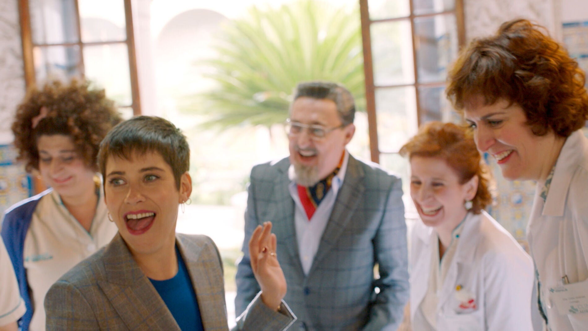 Las equivocaciones de gui&oacute;n y el decorado con vida propia provocan las risas en el rodaje