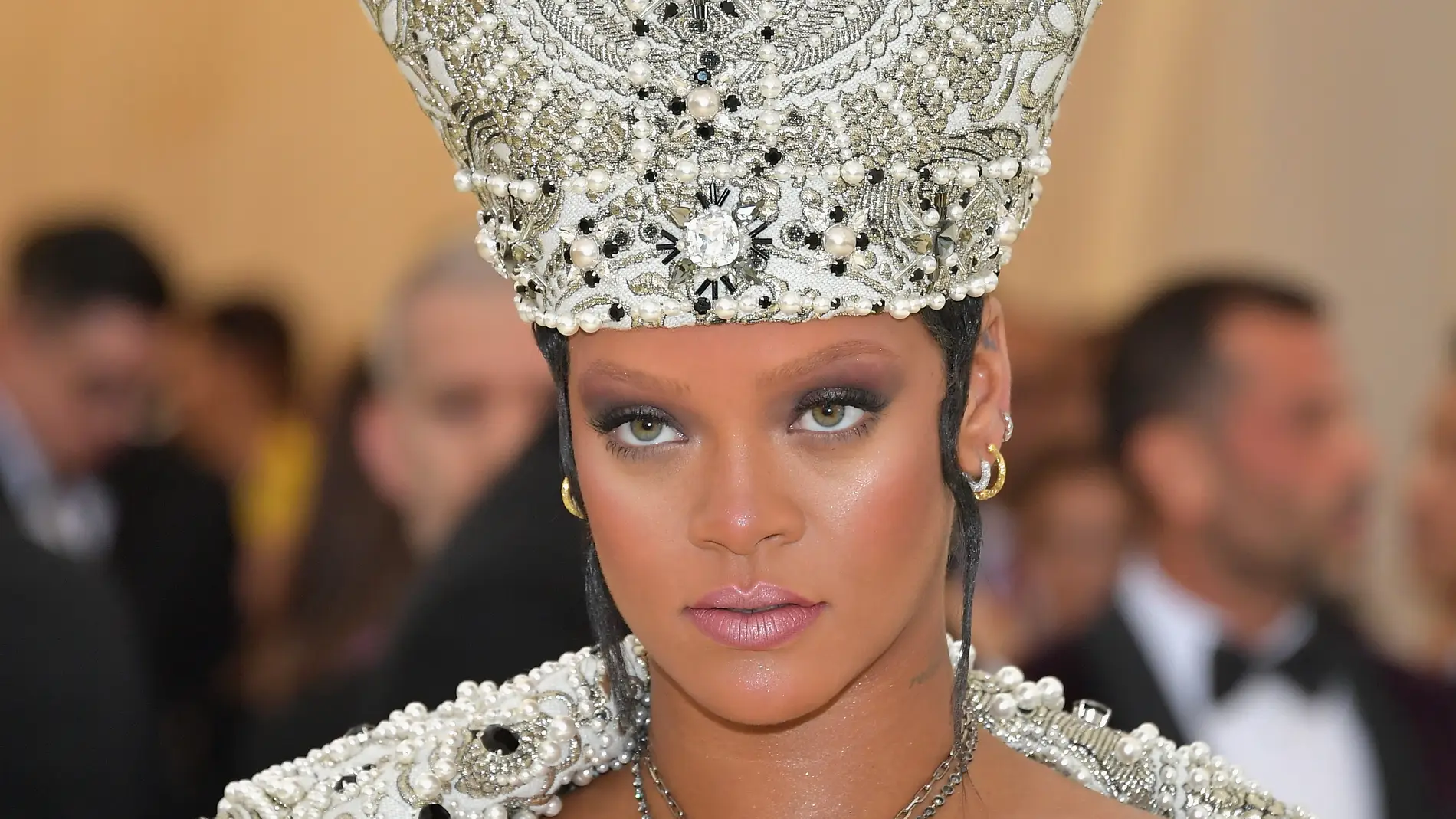Rihanna con una mitra de perlas en la MET Gala 2018