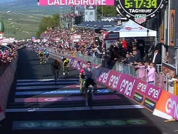 Tim Wellens levanta los brazos en línea de meta Tim Wellens levanta los brazos en línea de meta